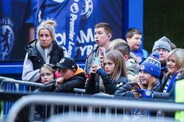 Taraftarlar, 16 Kasım 2024 'te Stamford Köprüsü' nde oynanan Chelsea FC Women vs Manchester City Women maçından önce Stamford Bridge, İngiltere 'nin dışındaki oyuncuların gelmesini bekliyorlar.