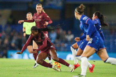 Manchester City Women 'dan Khadija Shaw' a, Barclays Women 's Super League karşılaşmasında Chelsea FC Women' a karşı Manchester City Women Stamford Bridge, Londra, İngiltere 'de 16 Kasım 2024' te oynanan karşılaşmada Chelsea Women 'dan Myra Ramirez meydan okudu.