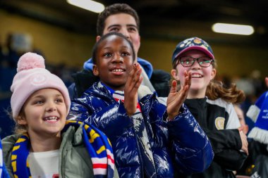 Taraftarlar, Barclays Bayanlar Süper Ligi öncesi atmosferin keyfini çıkarıyorlar Chelsea FC Women vs Manchester City Women Stamford Bridge, Londra, İngiltere, 16 Kasım 2024