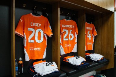 Blackpool 'lu Oliver Casey' nin Blackpool 'lu ev tişörtü, Blackpool 1 maçında Blackpool Northampton Town' a karşı, Bloomfield Road, Blackpool, Birleşik Krallık 'ta, 16 Kasım 2024
