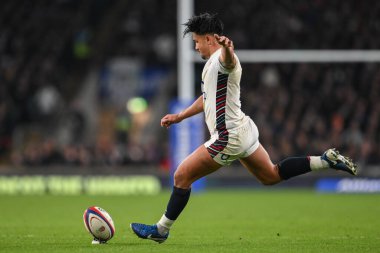 İngiltere 'den Marcus Smith, 16 Kasım 2024' te Allianz Stadyumu, Twickenham, Birleşik Krallık 'ta oynanan İngiltere - Güney Afrika maçında penaltı aldı.