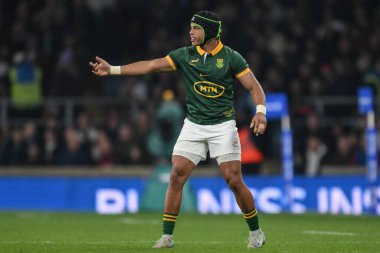 Güney Afrikalı Kurt-Lee Arendse, 16 Kasım 2024 'te İngiltere ile Güney Afrika arasındaki Allianz Stadyumu, Twickenham maçında takım arkadaşlarına talimat verdi.