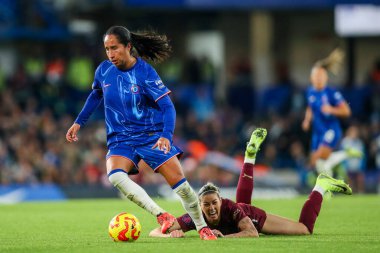 Chelsea Women 'dan Myra Ramirez, Manchester City Women' den Alanna Kennedy ile birlikte 16 Kasım 2024 'te Stamford Bridge, Londra' da Chelsea FC Women - Manchester City Women maçında top için mücadele ediyor.