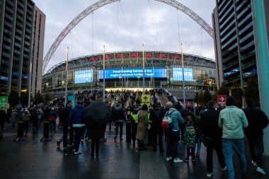 Taraftarlar Wembley Stadyumu 'na UEFA Uluslar Ligi, B-Grubu 2. Maç sırasında Wembley Stadyumu' nda 17 Kasım 2024 'te İngiltere ile İrlanda arasındaki Wembley Stadyumu' na gidiyorlar.