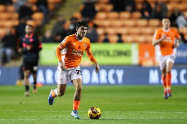 Blackpool 'dan Rob Apter, 16 Kasım 2024' te Bloomfield Road, Blackpool 'da oynanan Blackpool - Northampton Town maçında topla ilerliyor.