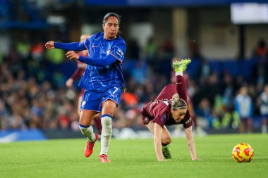 Chelsea Women 'dan Myra Ramirez, Manchester City Women' den Alanna Kennedy ile birlikte 16 Kasım 2024 'te Stamford Bridge, Londra' da Chelsea FC Women - Manchester City Women maçında top için mücadele ediyor.