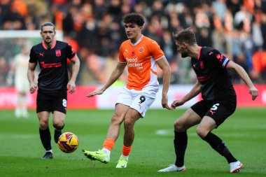 Blackpool takımından Kyle Joseph, Blackpool, Blackpool 'da Blackpool Northampton Town' a karşı 16 Kasım 2024 'te oynanan maçta pas verdi.