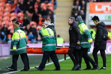 Northampton Town 'dan Jon Brady teknik direktörü Northampton Town' dan Jack Sowerby 'yi kontrol ediyor. Blackpool, Bloomfield Road, Blackpool' da 16 Kasım 2024 'te Northampton Town' a karşı oynadığı Sky Bet 1 maçında geriliyor.