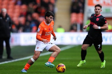 Blackpool 'dan Rob Apter, 16 Kasım 2024' te Bloomfield Road, Blackpool 'da oynanan Blackpool - Northampton Town maçında topla ilerliyor.