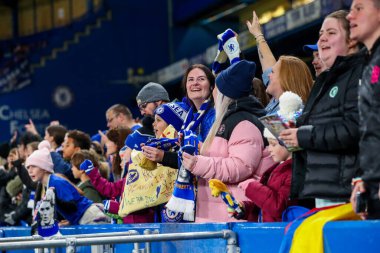 Taraftarlar, Barclays Bayanlar Süper Ligi öncesi atmosferin keyfini çıkarıyorlar Chelsea FC Women vs Manchester City Women Stamford Bridge, Londra, İngiltere, 16 Kasım 2024