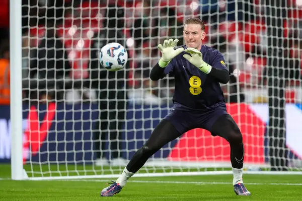 İngiltere 'den Jordan Pickford, UEFA Uluslar Ligi, B-Grubu maçında ısınma turunda İngiltere - İrlanda Cumhuriyeti maçı Wembley Stadyumu, Londra, Birleşik Krallık, 17 Kasım 2024