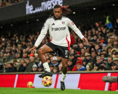 Fulham 'dan Alex Iwobi Premier Lig maçında topu kontrol ediyor Fulham Wolverhampton Wanderers' a karşı Craven Cottage, Londra, 23 Kasım 2024