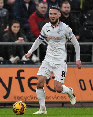 Swansea City 'den Matt Grimes, 24 Kasım 2024' te Swansea City, Swansea.com Stadyumu 'nda Leeds United' a karşı oynanan Gökyüzü İddia Şampiyonası maçında görev başında.