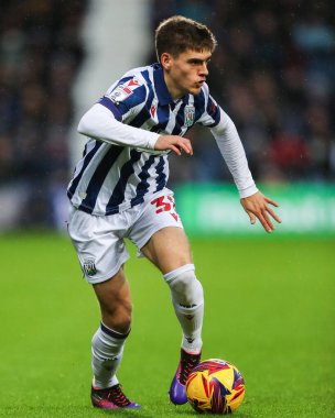 West Bromwich Albion 'dan Tom Fellows, West Bromwich Albion' a karşı Norwich City 'nin 23 Kasım 2024' te oynadığı The Hawthorns, West Bromwich City maçında topla birlikte ilerliyor.