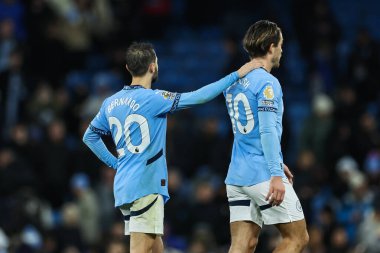 Manchester City 'den Bernardo Silva, Manchester City ile Tottenham Hotspur arasındaki Premier Lig maçının sonunda Manchester City' den Jack Grealish 'i 23 Kasım 2024' te Etihad Stadyumu 'nda teselli ediyor.