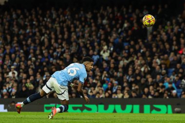 Manchester City 'den Nathan Ake, Manchester City' nin 23 Kasım 2024 'te Etihad Stadyumu' nda Tottenham Hotspur 'a karşı oynadığı Premier League maçında kaleye doğru ilerliyor.