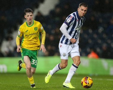 West Bromwich Albion takımından Jed Wallace, West Bromwich Albion 'a karşı Norwich City' nin 23 Kasım 2024 'te oynadığı The Hawthorns, West Bromwich City maçında pas attı.