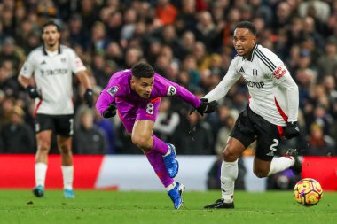 Wolverhampton Wanderers takımından Joao Gomes, Premier League maçında Fulham, Wolverhampton Wanderers 'a karşı 23 Kasım 2024' te Craven Cottage, Londra 'da Kenny Tete ile top mücadelesi veriyor.