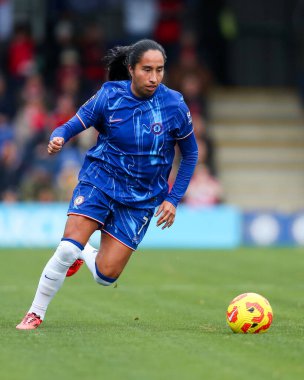 Chelsea Women 'dan Myra Ramirez 24 Kasım 2024' te Kingsmeadow Stadyumu 'nda Chelsea FC Women - Manchester United Women maçında topla koşuyor.