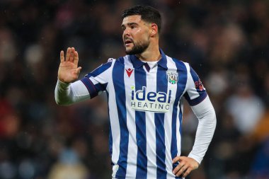West Bromwich Albion takımının Alex Mowatt takımına talimatlar veriyor. West Bromwich Albion Norwich City 'ye karşı, The Hawthorns, West Bromwich City' de, 23 Kasım 2024 'te oynanan Gökyüzü İddia Şampiyonası maçında.