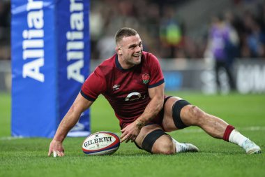 İngiltere 'nin Ben Earl' ü, 24 Kasım 2024 'te Birleşik Krallık' ın Twickenham kentindeki Allianz Stadyumu 'nda oynanan İngiltere-Japonya maçında şansını kutluyor.