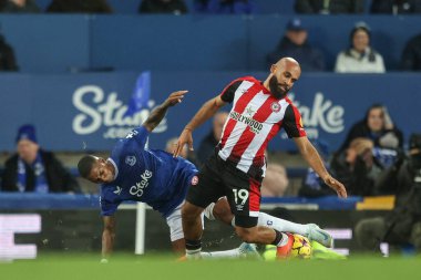 Brentford 'dan Bryan Mbeumo, Everton Premier Lig karşılaşmasında Everton' a karşı Goodison Park, Liverpool, Birleşik Krallık 'ta 23 Kasım 2024' te oynanan karşılaşmada Everton 'dan Ashley Young' a faul yaptı.