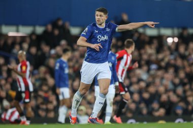 Everton 'dan James Tarkowski, 23 Kasım 2024' te Goodison Park, Liverpool 'da oynanan Premier League maçında takımına talimat verir.