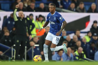 Everton 'dan Ashley Young, 23 Kasım 2024' te İngiltere 'nin Liverpool kenti Goodison Park' ta oynanan Everton-Brentford Premier Lig maçı sırasında topu aldı.