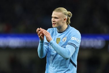 Manchester City 'den Erling Haaland, 23 Kasım 2024 tarihinde Etihad Stadyumu' nda Manchester City 'nin Tottenham Hotspur' a karşı oynadığı Premier League maçında takım arkadaşlarını alkışladı.