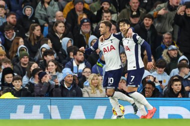 Tottenham Hotspur 'dan James Maddison, Premier League maçında Manchester City' nin Tottenham Hotspur 'a karşı 23 Kasım 2024' te Etihad Stadyumu 'nda 0-1 kazanma hedefini kutluyor.