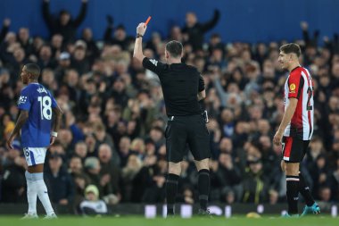 Hakem Chris Kavanagh, 23 Kasım 2024 'te Goodison Park, Liverpool, İngiltere' de oynanan Premier League maçında Brentford 'a karşı Christian Nrgaard' a kırmızı kart verdi.