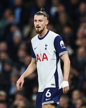 Tottenham Hotspur 'dan Radu Drguin Premier League maçında Manchester City' ye karşı Tottenham Hotspur, Manchester Stadyumu, 23 Kasım 2024