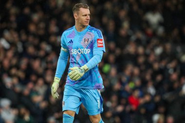 Fulham 'dan Bernd Leno, Premier Lig maçında, 23 Kasım 2024' te Craven Cottage, Londra 'da Fulham-Wolverhampton Wanderers maçına bakıyor.