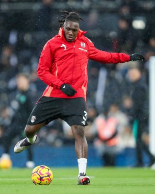 Fulham 'dan Calvin Bassey Premier Lig maçından önce ısınıyor Fulham, Wolverhampton Wanderers' a karşı Craven Cottage, Londra, 23 Kasım 2024
