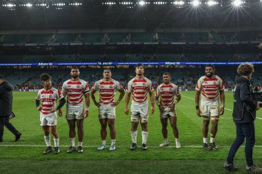 Japon oyuncular, 24 Kasım 2024 'te Birleşik Krallık' taki Allianz Stadyumu 'nda oynanan Güz Ulusları Serisi maçında seyirciyi selamlıyor.