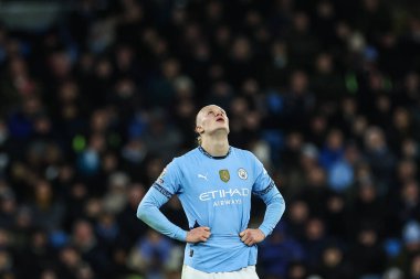 Manchester City 'den Erling Haaland, 23 Kasım 2024 tarihinde Etihad Stadyumu' nda Manchester City Tottenham Hotspur 'a karşı oynanan Premier League maçında 0-3 geriden gittiği için üzgün görünüyor.