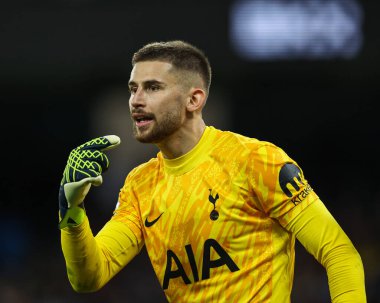 Tottenham Hotspur 'dan Guglielmo Vicario, 23 Kasım 2024 tarihinde Etihad Stadyumu' nda Manchester City ile Tottenham Hotspur arasında oynanan Premier League maçı sırasında duvarını düzenledi.