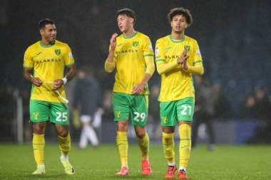 Norwich City 'den Kaide Gordon, 23 Kasım 2024' te İngiltere, West Bromwich City 'de oynanan West Bromwich Albion - Norwich City maçı sonrasında gezgin taraftarları alkışlıyor.