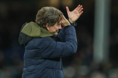 Brentford 'un Thomas Frank teknik direktörü, Premier League maçından sonra İngiltere' nin Liverpool kenti Goodison Park 'ta oynanan Everton-Brentford maçında gezgin taraftarları alkışlıyor.