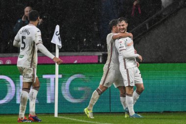 Swansea City 'den Liam Cullen, 24 Kasım 202' de Swansea.com Stadyumu 'nda oynanan Swansea City-Leeds United maçında 2-1' lik galibiyet golünü kutluyor.