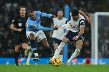 Manchester City 'den Manuel Akanji, 23 Kasım 2024' te Etihad Stadyumu 'nda oynanan Premier League karşılaşmasında Tottenham Hotspur' dan Dominic Solanke 'yi geri çekmeye çalışıyor.