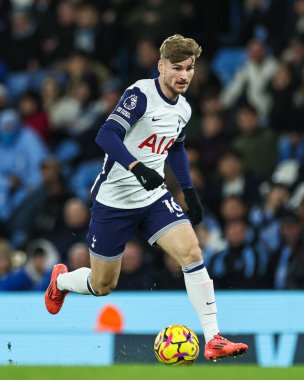 Tottenham Hotspur takımından Timo Werner, 23 Kasım 2024 tarihinde Etihad Stadyumu 'nda Manchester City ile Tottenham Hotspur arasında oynanan Premier League maçında topa vuruyor.