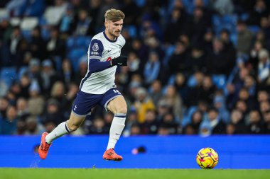 Tottenham Hotspur takımından Timo Werner, 23 Kasım 2024 tarihinde Etihad Stadyumu 'nda Manchester City ile Tottenham Hotspur arasında oynanan Premier League maçında topa vuruyor.