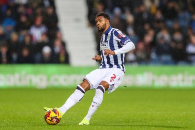 West Bromwich Albion takımından Darnell Furlong, West Bromwich Albion 'un Norwich City' e karşı oynadığı The Hawthorns, West Bromwich, İngiltere 'de 23 Kasım 2024' te oynanan Gökyüzü İddia Şampiyonası maçında pas attı.