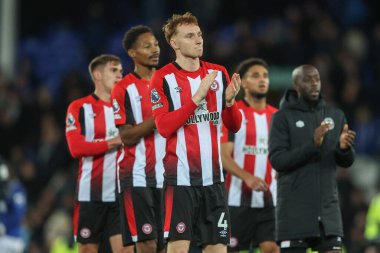 Brentford 'dan Sepp van den Berg, İngiltere' nin Liverpool kenti Goodison Park 'ta oynanan Premier League maçından sonra oynanan Everton-Brentford maçında gezgin taraftarları alkışlıyor.
