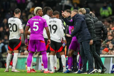 Wolverhampton Wanderers 'dan Gary ONeil 23 Kasım 2024' te Craven Cottage, Londra 'da oynanan Premier League maçında Mario Lemina' ya karşı Wolverhampton Wanderers maçında konuştu.
