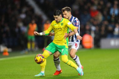 Norwich City 'den Borja Sainz, West Bromwich Albion' dan Jayson Molumby 'yi 23 Kasım 2024' te The Hawthorns, West Bromwich, İngiltere 'de West Bromwich Albion-Norwich City maçında durdurdu.