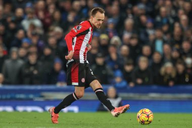 Brentford takımından Mikkel Damsgaard, 23 Kasım 2024 'te Goodison Park, Liverpool' da oynanan Premier League maçında topu geçti.