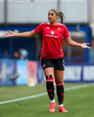 Manchester United Women 'dan Gabby George 24 Kasım 2024 tarihinde Kingsmeadow Stadyumu' nda Chelsea FC Women - Manchester United Women maçında tepki gösterdi.