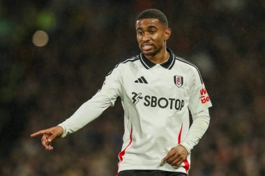 Fulham 'dan Reiss Nelson, Premier Lig maçında takım talimatlarını veriyor. Fulham, Wolverhampton Wanderers' a karşı, Craven Cottage, Londra, 23 Kasım 2024.